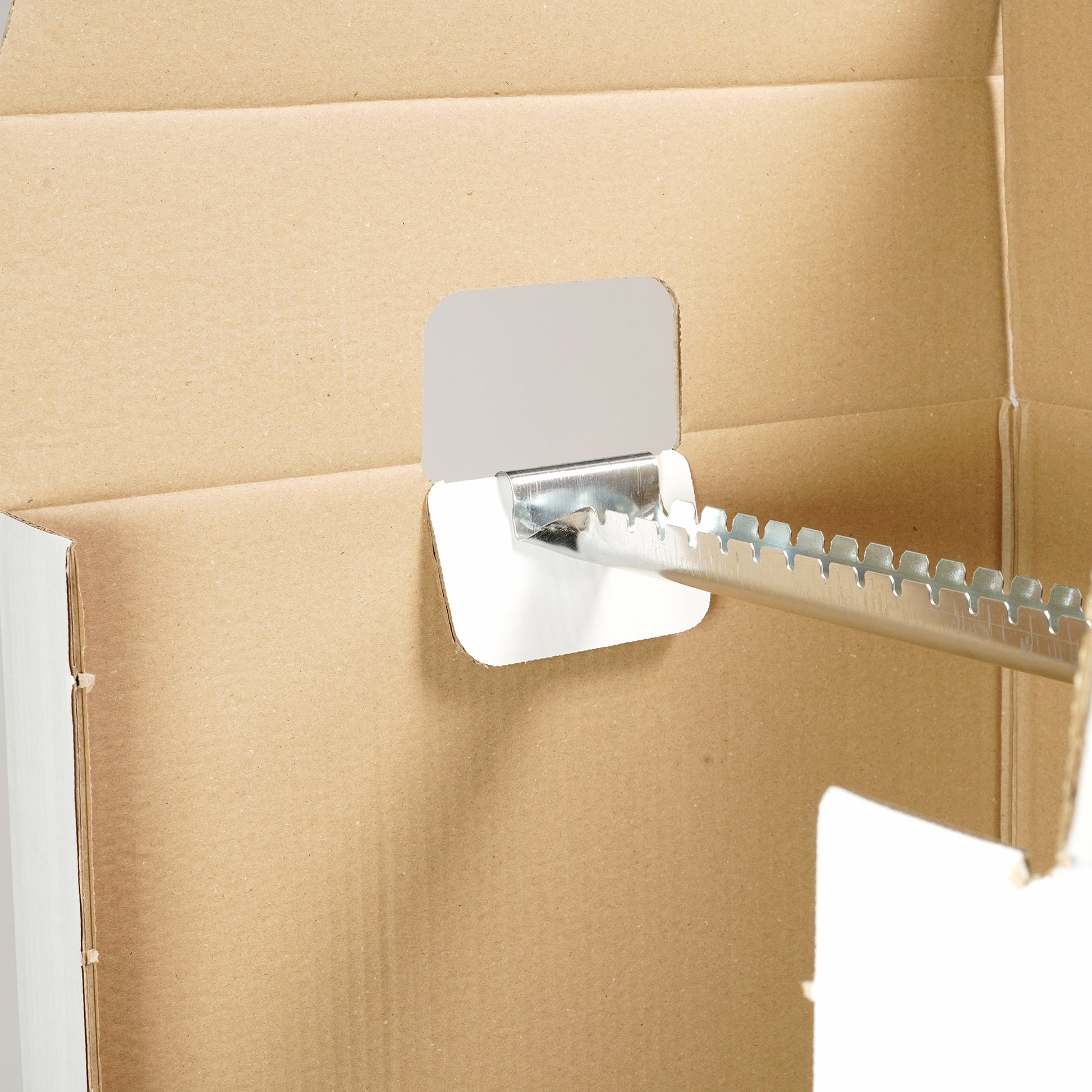 Kleiderbox weiß mit Metallstange 51 x  60 x 135 cm